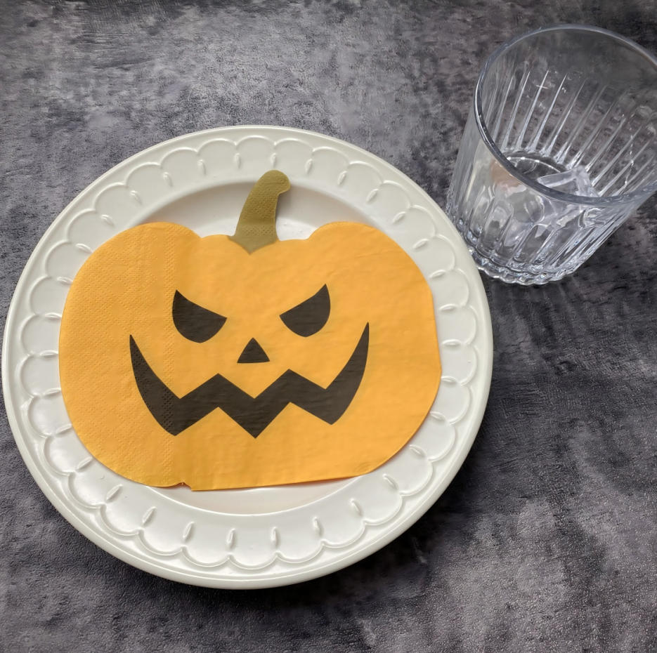 Græskarformet afskåret serviet med gul farve til Halloween Græskarformet afskåret serviet med gul farve til Halloween